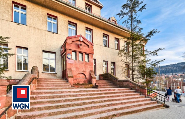 Nowa Ruda, budynki usługowe, 1832 m2, sprzedam, 2 500 000 PLN, netto.  
  
Nieruchomość zabudowana budynkiem biurowo-techniczny
