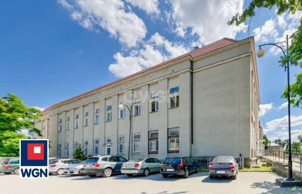Żary, budynki biurowo - techniczne, 2253 m2, sprzedam, 1 450 000 PLN, netto.  
  
Nieruchomość w centrum blisko dworca.  
  
Do