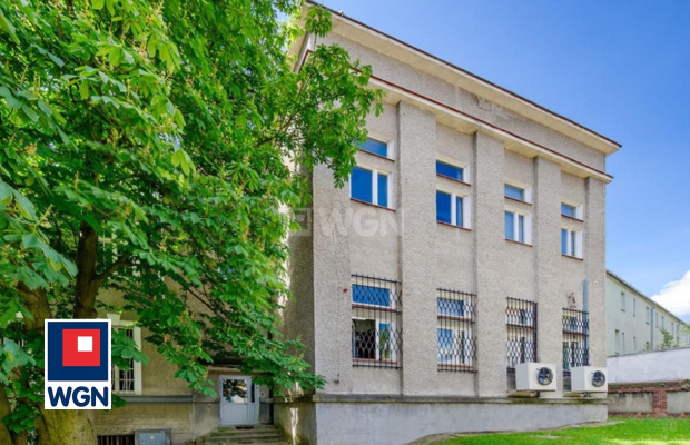 Żary, budynki biurowo - techniczne, 2253 m2, sprzedam, 1 450 000 PLN, netto.  
  
Nieruchomość w centrum blisko dworca.  
  
Do
