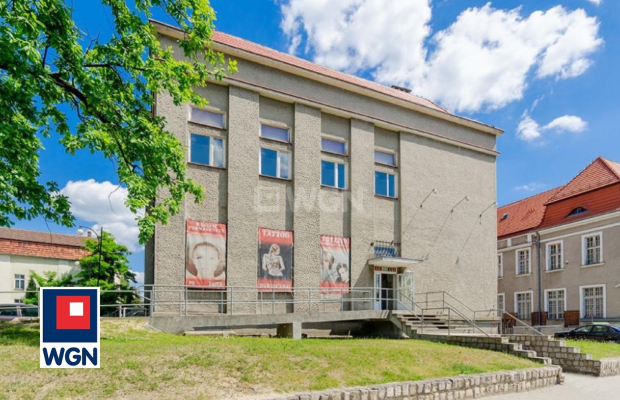 Żary, budynki biurowo - techniczne, 2253 m2, sprzedam, 1 450 000 PLN, netto.  
  
Nieruchomość w centrum blisko dworca.  
  
Do