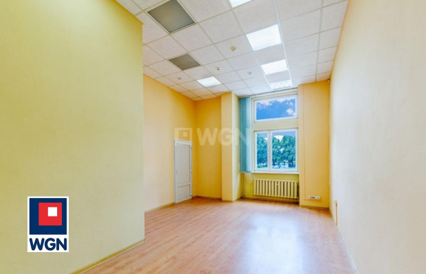 Żary, budynki biurowo - techniczne, 2253 m2, sprzedam, 1 450 000 PLN, netto.  
  
Nieruchomość w centrum blisko dworca.  
  
Do