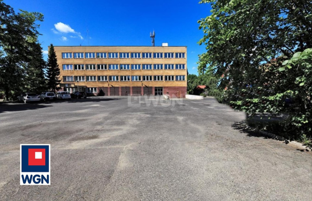 Września, kompleks budynków, 3605 m2, sprzedam, 1 510 000 PLN, netto.  
  
Duży kompleks budynków pod działalność gospodarczą. 