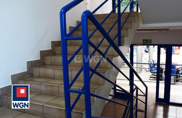 Ciechanów, duży budynek biurowy 6493 m2, z parkingiem, sprzedam, 9 300 000 PLN, netto.  
  
Duży budynek biurowy z parkingiem, 