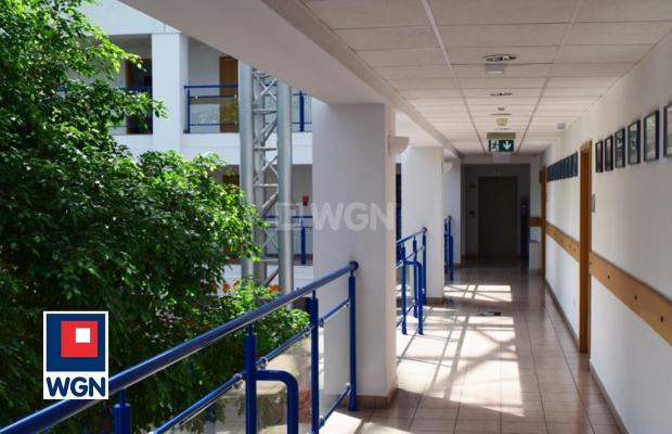 Ciechanów, duży budynek biurowy 6493 m2, z parkingiem, sprzedam, 9 300 000 PLN, netto.  
  
Duży budynek biurowy z parkingiem, 