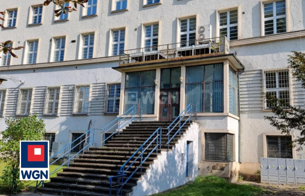Opole, duży budynek w centrum miasta, 6 467 m2, sprzedam, 9 500 000,- PLN, netto.  
  
Duży budynek w centrum miasta.  
  
Nier
