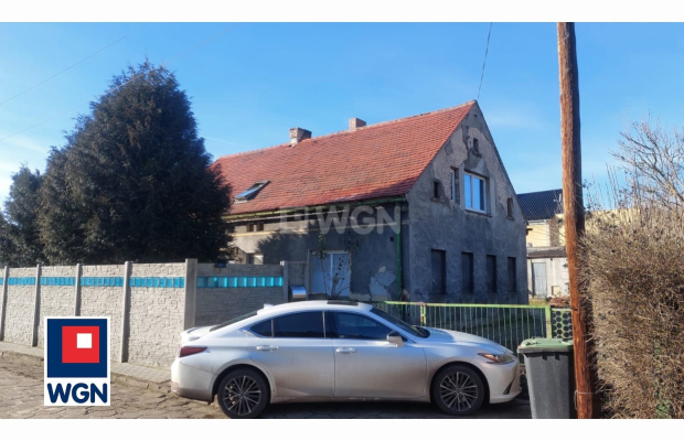 Małomice, połowa domu 4 pokoje 70 m2, sprzedam, cena 280 000 zł.  
  
 Oferta wyłącznie w WGN Nieruchomości.  
  
 Sprzedam poł