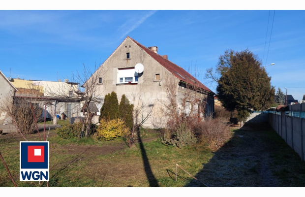 Małomice, połowa domu 4 pokoje 70 m2, sprzedam, cena 280 000 zł.  
  
 Oferta wyłącznie w WGN Nieruchomości.  
  
 Sprzedam poł