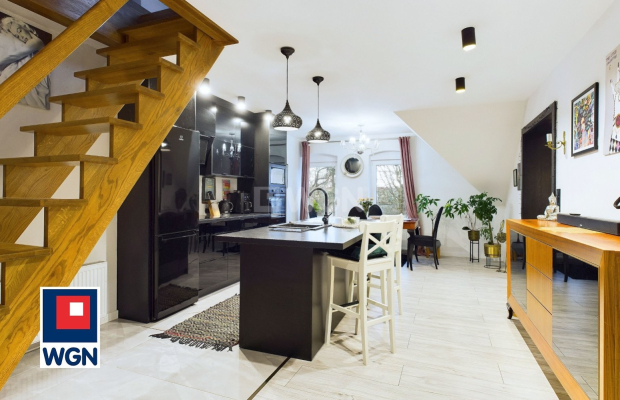 Szprotawa, apartament dwupoziomowy 82 m2, 4 pokoje, cena 590 000 zł, sprzedam.  
  
Na sprzedaż apartament w śródmieściu, w zab