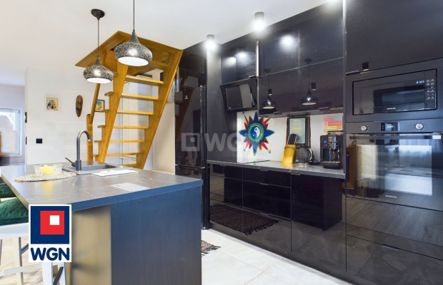 Szprotawa, apartament dwupoziomowy 82 m2, 4 pokoje, cena 590 000 zł, sprzedam.  
  
Na sprzedaż apartament w śródmieściu, w zab
