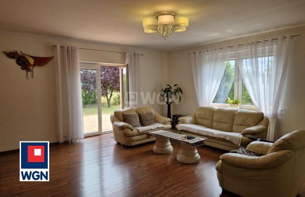 Szprotawa, dom jednorodzinny, 5 pokoi, 150 m2, cena 820 000 zł, sprzedam.  
  
Na sprzedaż oferuję Państwu atrakcyjny dom parte
