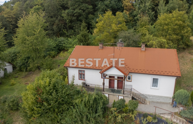 Idealny bliźniak z widokiem na zaporę - Twoje miejsce do życia lub inwestycji w Czchowie!   
Oferujemy na sprzedaż przestronny 