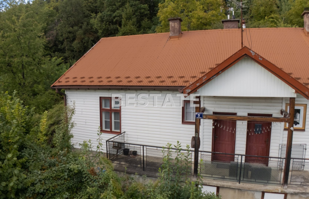 Idealny bliźniak z widokiem na zaporę - Twoje miejsce do życia lub inwestycji w Czchowie!   
Oferujemy na sprzedaż przestronny 