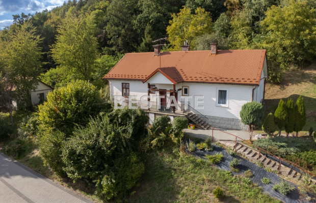 Idealny bliźniak z widokiem na zaporę - Twoje miejsce do życia lub inwestycji w Czchowie!   
Oferujemy na sprzedaż przestronny 
