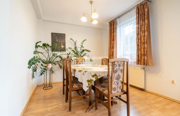 Dom, 17 arów zieleni, staw, taras, garaż – Rożnowa