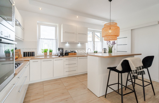 Dom wolnostojący 273 m², działka 18 ar – Węgrzce