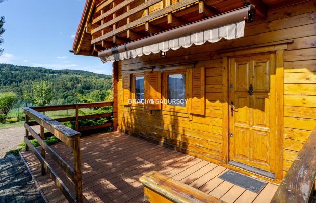 Dom nad jeziorem z dużą działką widokową.