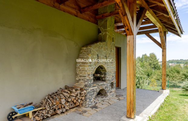 Dom nad jeziorem z dużą działką widokową.