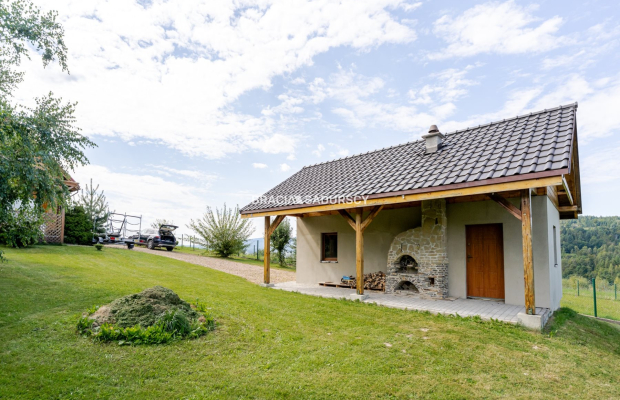 Dom nad jeziorem z dużą działką widokową.