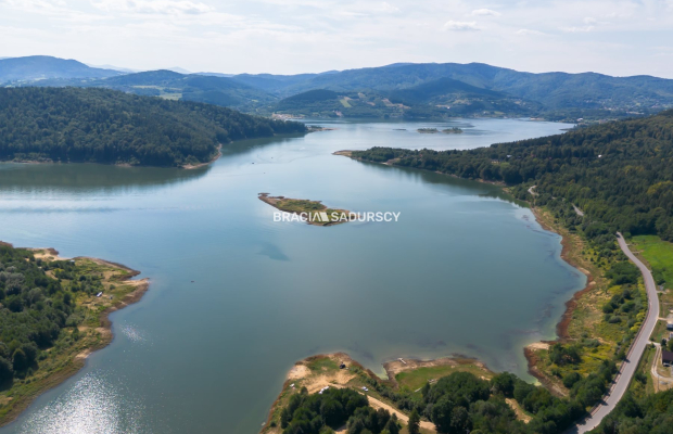 Dom nad jeziorem z dużą działką widokową.