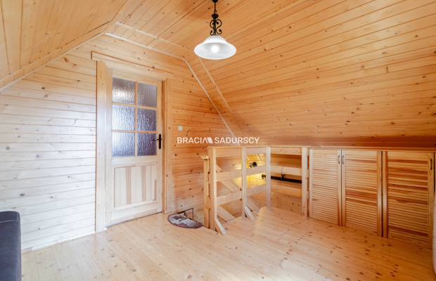 Dom nad jeziorem z dużą działką widokową.