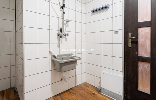 Lokal 135m2 front parter Kurdwanów