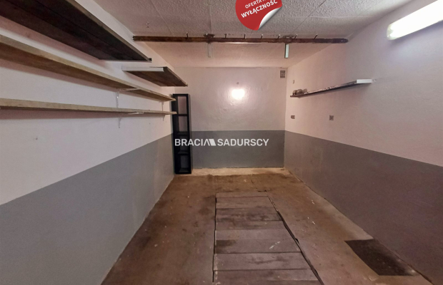 Garaz murowany ul. Spadochroniarzy