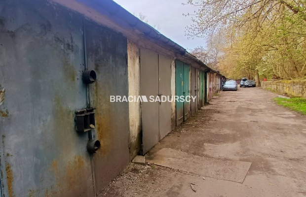 Garaz murowany ul. Spadochroniarzy