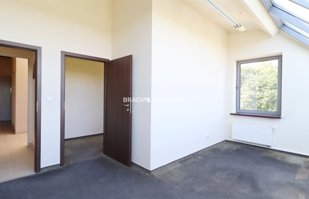 Kokotów, do wynajęcia lokal biurowo-ekspozycyjno-magazynowy - 326 m²  

 Oferujemy do wynajęcia przestronny lokal o powierzchni