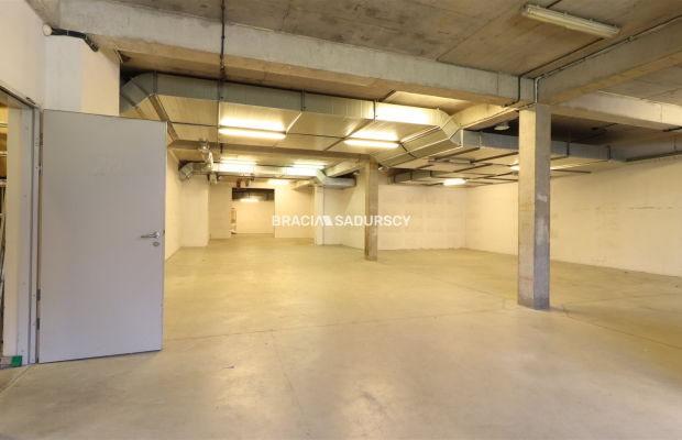 Kokotów, magazyn z częścią biurową 420 m2 - 10 500 zł.  
 
Do wynajęcia magazyn na parterze z powierzchnią biurową na II kondyg