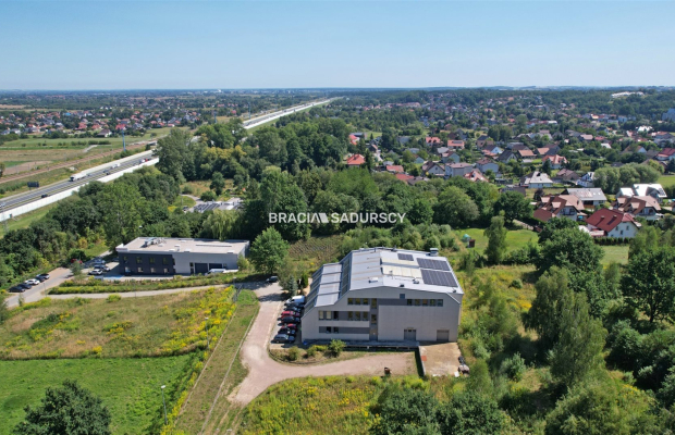Kokotów, magazyn z częścią biurową 420 m2 - 10 500 zł.  
 
Do wynajęcia magazyn na parterze z powierzchnią biurową na II kondyg