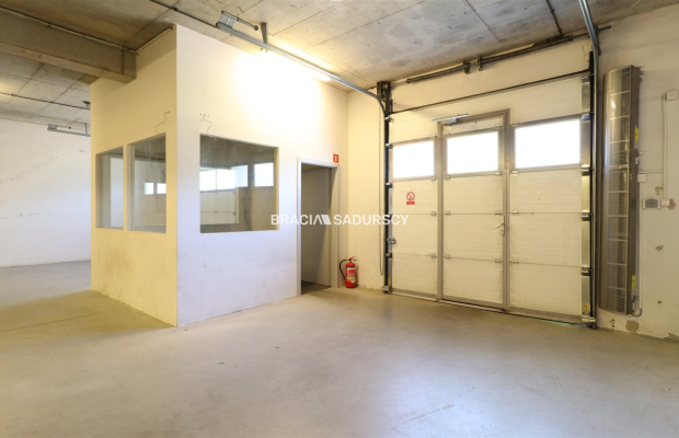 Kokotów, magazyn z częścią biurową 420 m2 - 10 500 zł.  
 
Do wynajęcia magazyn na parterze z powierzchnią biurową na II kondyg