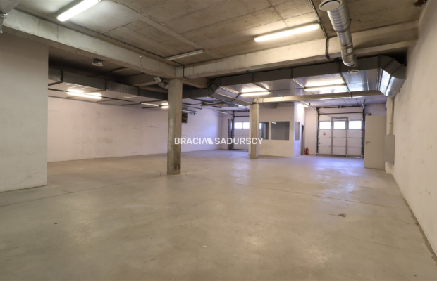 Kokotów, magazyn z częścią biurową 420 m2 - 10 500 zł.  
 
Do wynajęcia magazyn na parterze z powierzchnią biurową na II kondyg