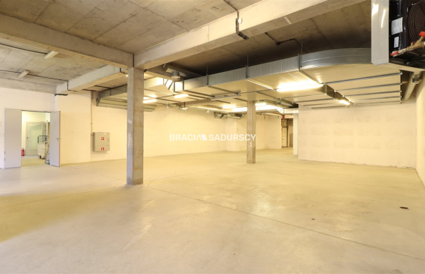 Kokotów, magazyn z częścią biurową 420 m2 - 10 500 zł.  
 
Do wynajęcia magazyn na parterze z powierzchnią biurową na II kondyg