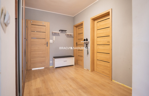 Narożne 3-pokojowe mieszkanie z balkonem!