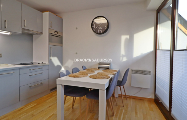 Dwupoziomowy Apartament z Widokiem na Giewont w Kościelisku   

 Oferujemy na sprzedaż przestronny, dwupoziomowy apartament z w