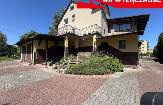 Dom wolnostojący  z częścią handlową w Dęblinie.