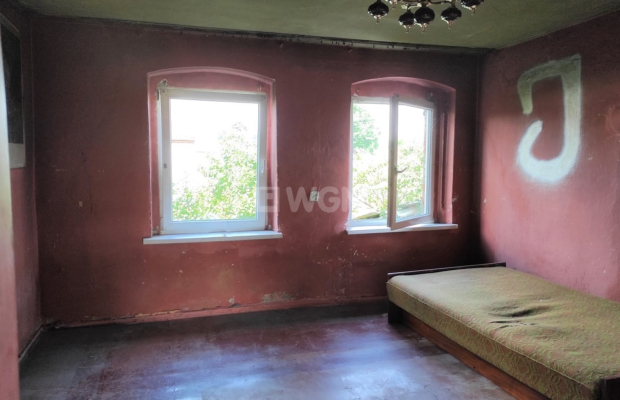 Kochlice, dom z działką, cena 219 000 zł, sprzedam.  
  
Przedmiotem sprzedaży jest poniemiecki dom wolnostojący z poddaszem ni