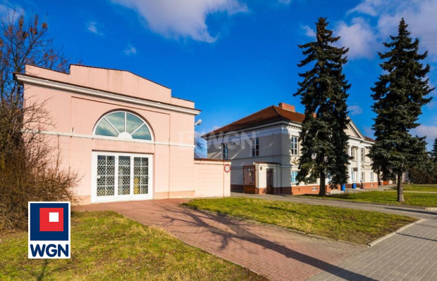 Łowicz, kompleks budynków biurowych, 1597 m2, sprzedam, 970 000 zł, netto.  
  
Kompleks budynków biurowych na dużej działce w 