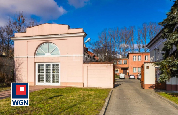 Łowicz, kompleks budynków biurowych, 1597 m2, sprzedam, 970 000 zł, netto.  
  
Kompleks budynków biurowych na dużej działce w 