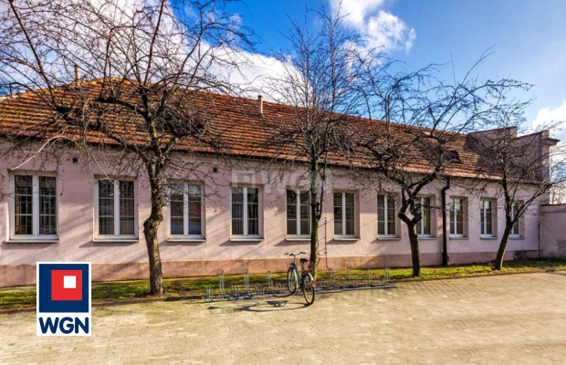 Łowicz, kompleks budynków biurowych, 1597 m2, sprzedam, 970 000 zł, netto.  
  
Kompleks budynków biurowych na dużej działce w 