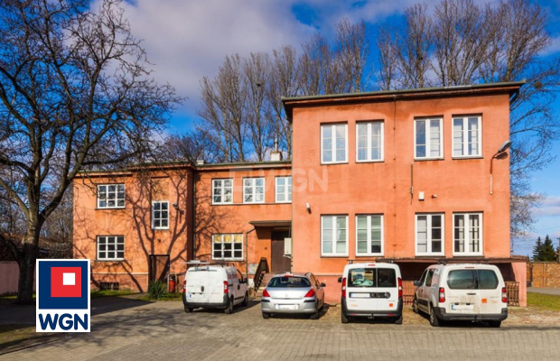 Łowicz, kompleks budynków biurowych, 1597 m2, sprzedam, 970 000 zł, netto.  
  
Kompleks budynków biurowych na dużej działce w 
