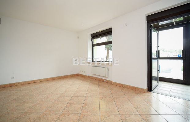 Na sprzedaż oferujemy  funkcjonalny lokal o powierzchni 28,30 m² , położony na  parterze (poziom „0”)  zadbanego budynku mieszk