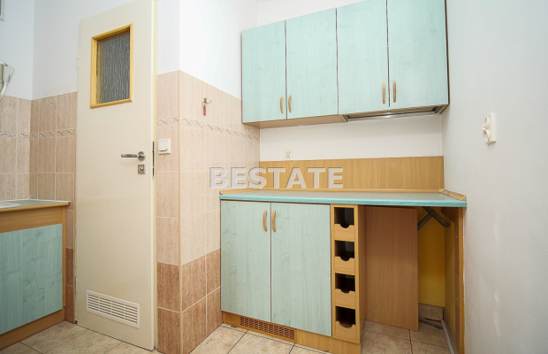 Na sprzedaż oferujemy  funkcjonalny lokal o powierzchni 28,30 m² , położony na  parterze (poziom „0”)  zadbanego budynku mieszk