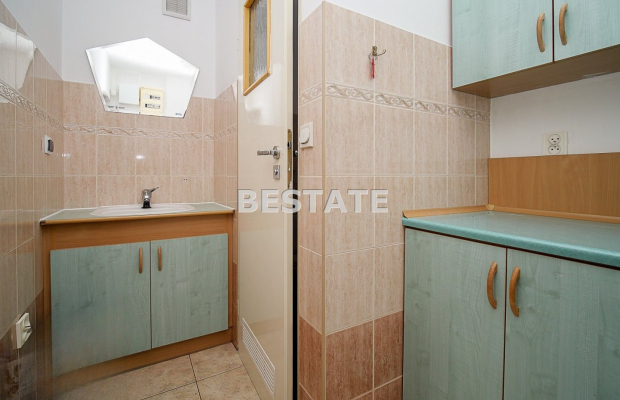 Na sprzedaż oferujemy  funkcjonalny lokal o powierzchni 28,30 m² , położony na  parterze (poziom „0”)  zadbanego budynku mieszk