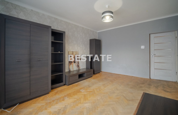 Mieszkanie do remontu!  
 Oferujemy na sprzedaż mieszkanie położone w centrum Tarnowa, przy  ulicy Polnej  o powierzchni  53 m²