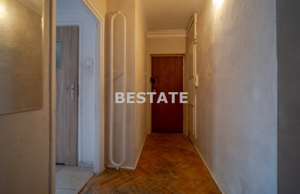Mieszkanie do remontu!  
 Oferujemy na sprzedaż mieszkanie położone w centrum Tarnowa, przy  ulicy Polnej  o powierzchni  53 m²