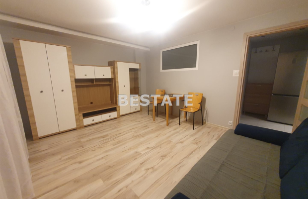 Do wynajęcia przestronne mieszkanie o powierzchni 33,52 m2 położone przy ul. Mościckiego. Nieruchomość zlokalizowana na pierwsz
