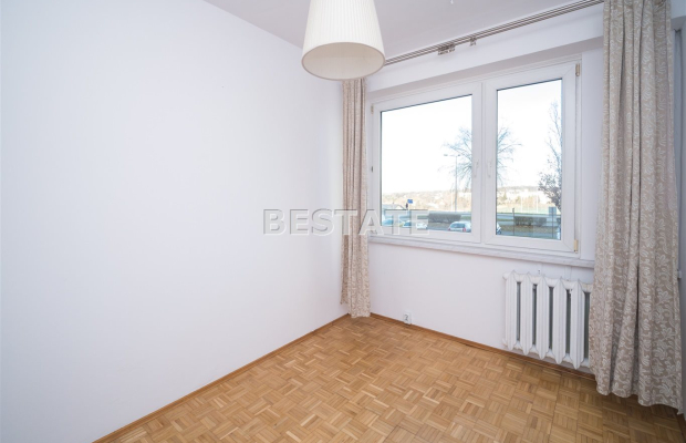 Do wynajęcia przestronne mieszkanie o powierzchni 72 m2 położone przy ul. Bitwy Pod Studziankami. Nieruchomość zlokalizowana na