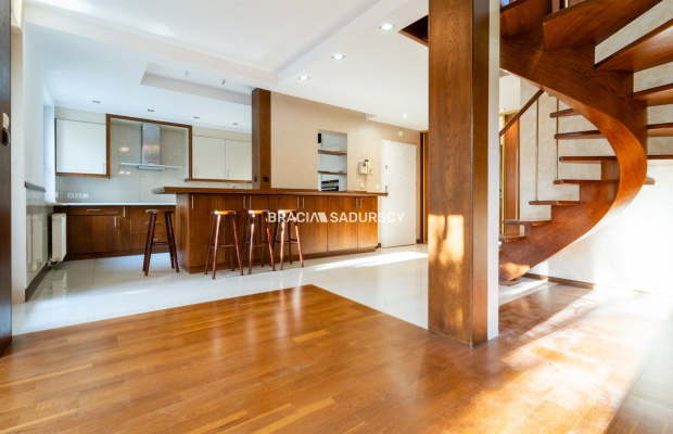 Dom na Woli Justowskiej, garaż na 2 samochody.