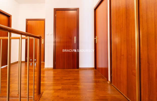 Dom na Woli Justowskiej, garaż na 2 samochody.